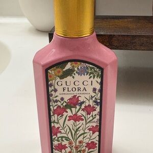 NWOT Gucci Flora Gorgeous Gardenia Eau de Parfum with Pear and Brown Sugar 1.6oz